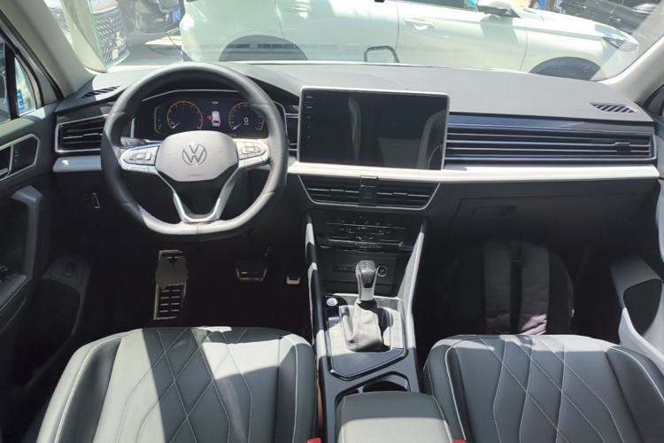 Used Volkswagen Tiguan L 2024 Outstanding Model 300TSI Automatic Two-Wheel Drive Longteng Edition Center Console