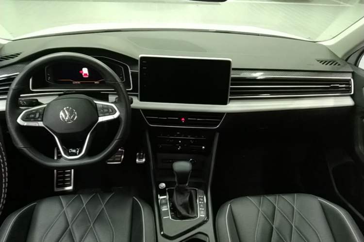 Used Volkswagen Tiguan L 2024 330TSI Automatic Two-Wheel Drive R-Line Enhanced Edition Center Console