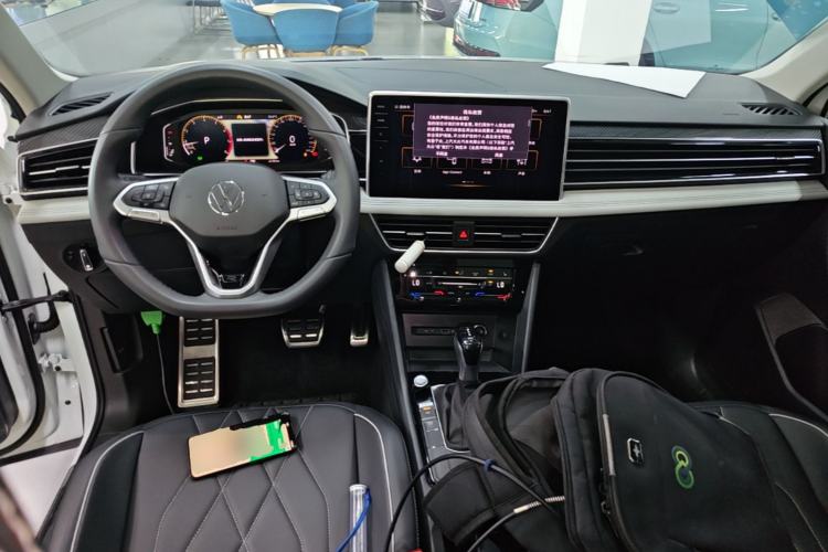 Used Volkswagen Tiguan L 2024 Outstanding Model 330TSI Automatic Two-Wheel Drive R-Line Dragon Glory Edition Center Console