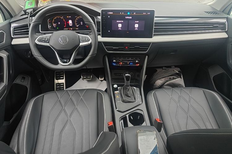 Used Volkswagen Tiguan L 2024 Outstanding Model 330TSI Automatic Two-Wheel Drive R-Line Dragon Glory Edition Center Console