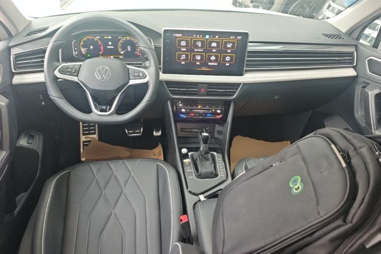 Used Volkswagen Tiguan L 2024 Outstanding Model 330TSI Automatic Two-Wheel Drive R-Line Dragon Glory Edition Center Console