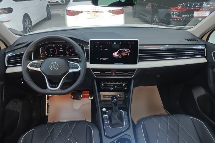 Used Volkswagen Tiguan L 2024 Outstanding Model 330TSI Automatic Two-Wheel Drive R-Line Dragon Glory Edition Center Console