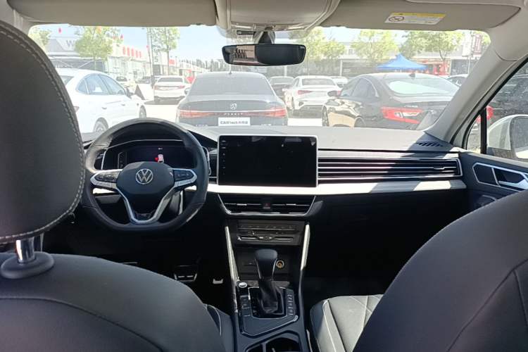 Used Volkswagen Tiguan L 2024 330TSI Automatic Two-Wheel Drive R-Line Enhanced Edition Center Console