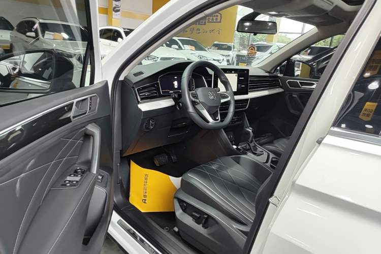 Used Volkswagen Tiguan L 2024 Outstanding Model 300TSI Automatic Two-Wheel Drive Longteng Edition Driver Seat