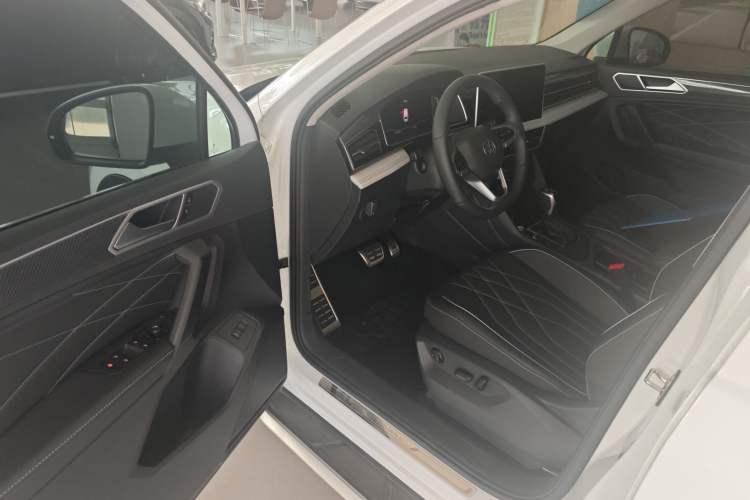 Used Volkswagen Tiguan L 2024 Outstanding Model 330TSI Automatic Two-Wheel Drive R-Line Dragon Glory Edition Driver Seat