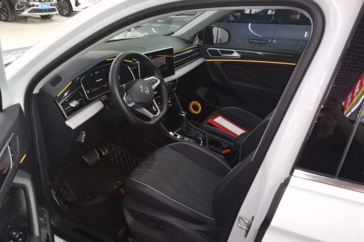 Used Volkswagen Tiguan L 2024 Outstanding Model 300TSI Automatic Two-Wheel Drive Longteng Edition Driver Seat