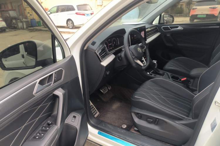 Used Volkswagen Tiguan L 2024 Outstanding Model 330TSI Automatic Two-Wheel Drive R-Line Dragon Glory Edition Driver Seat