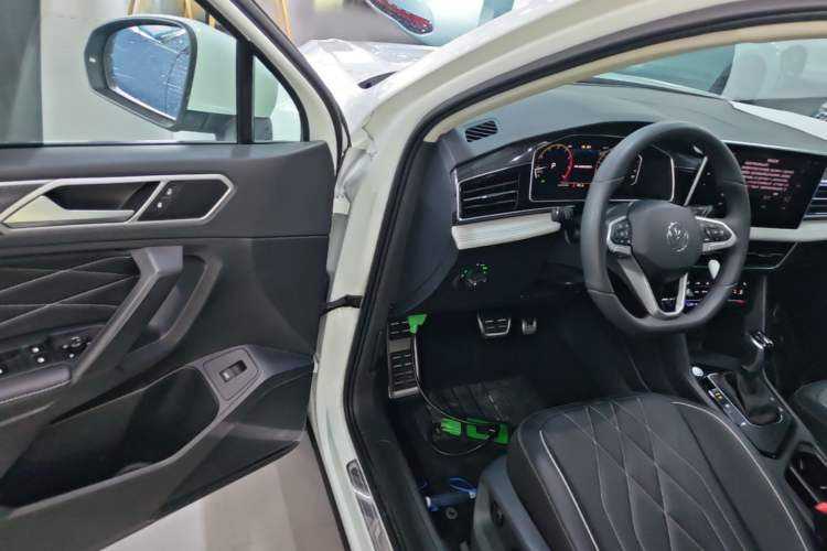Used Volkswagen Tiguan L 2024 Outstanding Model 330TSI Automatic Two-Wheel Drive R-Line Dragon Glory Edition Driver Seat