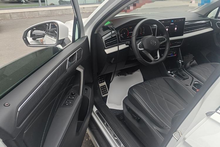 Used Volkswagen Tiguan L 2024 Outstanding Model 330TSI Automatic Two-Wheel Drive R-Line Dragon Glory Edition Driver Seat