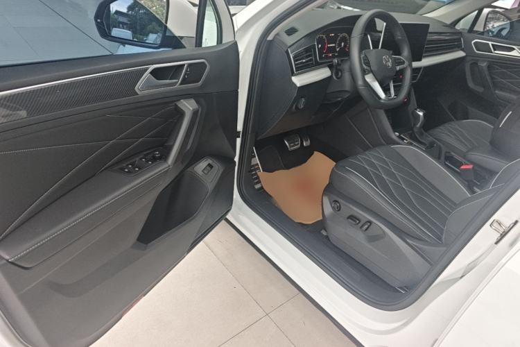 Used Volkswagen Tiguan L 2024 Outstanding Model 330TSI Automatic Two-Wheel Drive R-Line Dragon Glory Edition Driver Seat