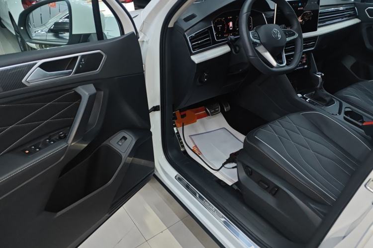 Used Volkswagen Tiguan L 2024 Outstanding Model 330TSI Automatic Two-Wheel Drive R-Line Dragon Glory Edition Driver Seat