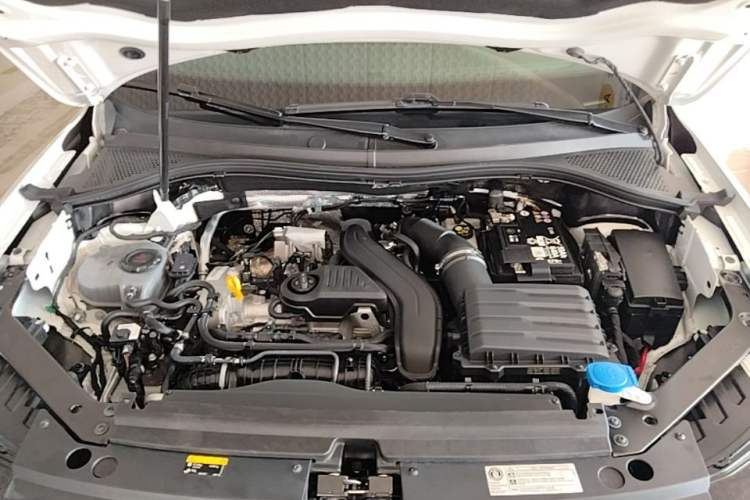 Used Volkswagen Tiguan L 2024 Outstanding Model 300TSI Automatic Two-Wheel Drive Longteng Edition Engine Bay