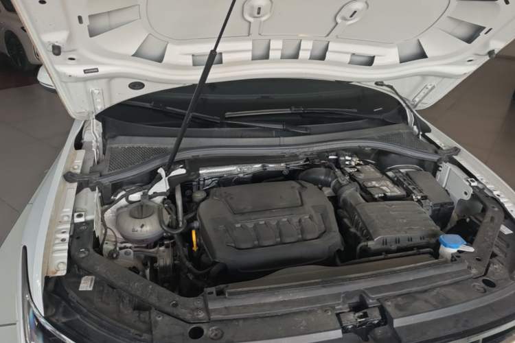 Used Volkswagen Tiguan L 2024 Outstanding Model 330TSI Automatic Two-Wheel Drive R-Line Dragon Glory Edition Engine Bay