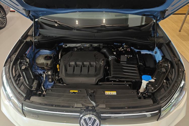 Used Volkswagen Tiguan L 2024 PRO 380TSI Four-Wheel Drive R-Line Prestige Edition Engine Bay