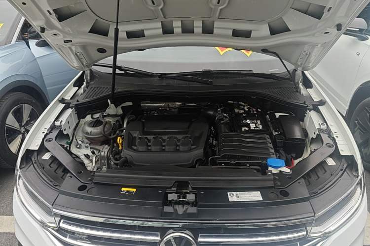 Used Volkswagen Tiguan L 2024 Outstanding Model 330TSI Automatic Two-Wheel Drive R-Line Dragon Glory Edition Engine Bay