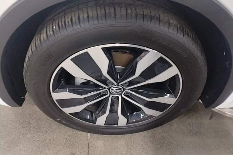 Used Volkswagen Tiguan L 2024 330TSI Automatic Two-Wheel Drive R-Line Enhanced Edition Exterior 4