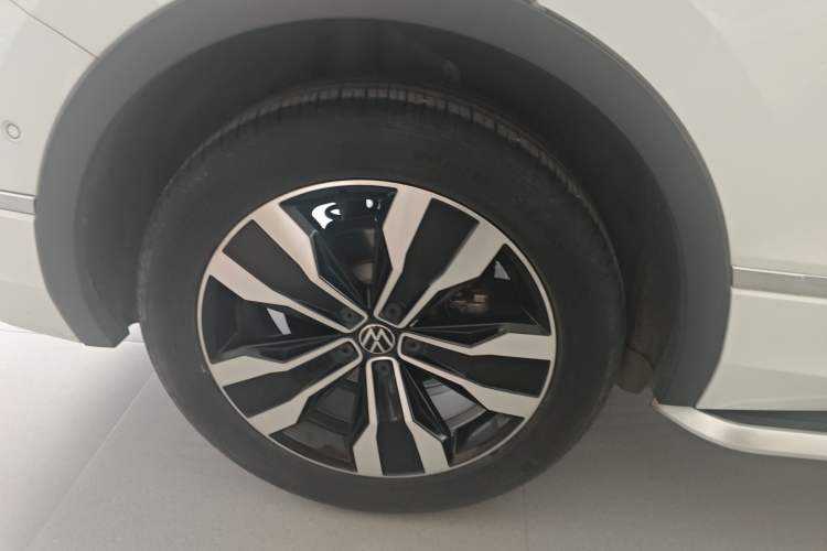 Used Volkswagen Tiguan L 2024 Outstanding Model 330TSI Automatic Two-Wheel Drive R-Line Dragon Glory Edition Exterior 5
