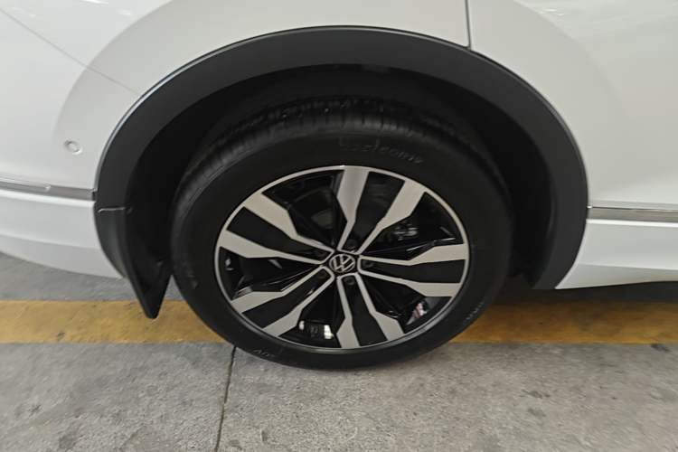Used Volkswagen Tiguan L 2024 330TSI Automatic Two-Wheel Drive R-Line Enhanced Edition Exterior 5