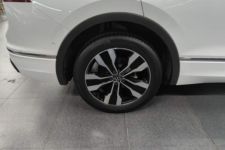 Used Volkswagen Tiguan L 2024 330TSI Automatic Two-Wheel Drive R-Line Enhanced Edition Exterior 5