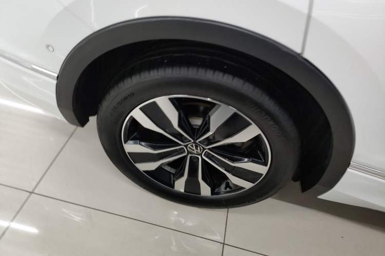 Used Volkswagen Tiguan L 2024 330TSI Automatic Two-Wheel Drive R-Line Enhanced Edition Exterior 5