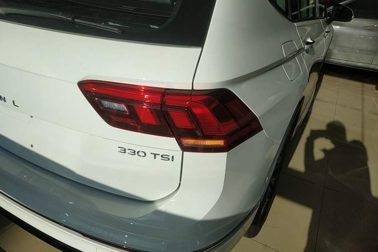 Used Volkswagen Tiguan L 2024 Outstanding Model 330TSI Automatic Two-Wheel Drive R-Line Dragon Glory Edition Exterior 6