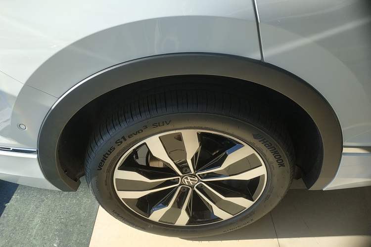 Used Volkswagen Tiguan L 2024 Outstanding Model 330TSI Automatic Two-Wheel Drive R-Line Dragon Glory Edition Exterior 8
