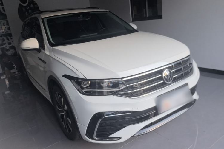 Used Volkswagen Tiguan L 2024 330TSI Automatic Two-Wheel Drive R-Line Enhanced Edition Front Right 45 Deg