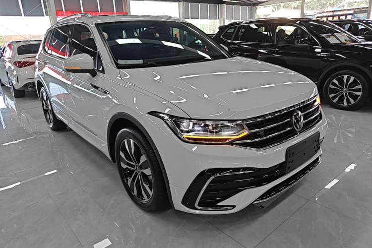 Used Volkswagen Tiguan L 2024 330TSI Automatic Two-Wheel Drive R-Line Enhanced Edition Front Right 45 Deg