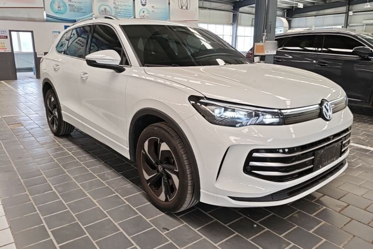 Used Volkswagen Tiguan L 2024 PRO 330TSI Two-Wheel Drive Smart Edition Front Right 45 Deg
