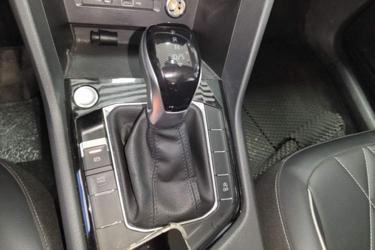 Used Volkswagen Tiguan L 2024 Outstanding Model 300TSI Automatic Two-Wheel Drive Longteng Edition Gear Lever