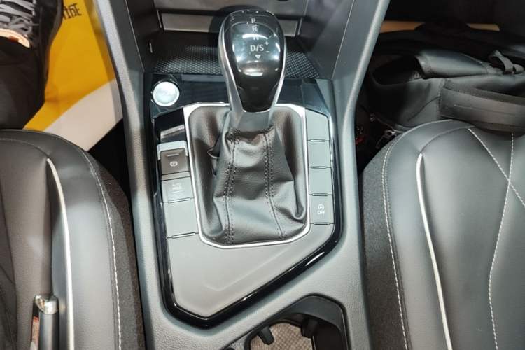 Used Volkswagen Tiguan L 2024 Outstanding Model 300TSI Automatic Two-Wheel Drive Longteng Edition Gear Lever