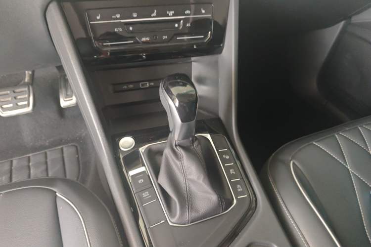 Used Volkswagen Tiguan L 2024 Outstanding Model 330TSI Automatic Two-Wheel Drive R-Line Dragon Glory Edition Gear Lever