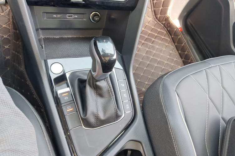 Used Volkswagen Tiguan L 2024 Outstanding Model 330TSI Automatic Two-Wheel Drive R-Line Dragon Glory Edition Gear Lever