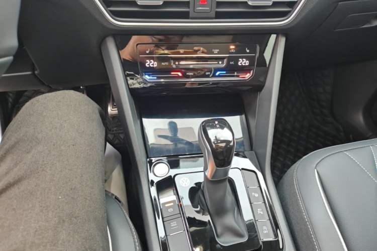 Used Volkswagen Tiguan L 2024 Outstanding Model 330TSI Automatic Two-Wheel Drive R-Line Dragon Glory Edition Gear Lever