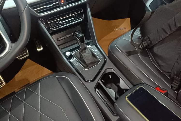 Used Volkswagen Tiguan L 2024 Outstanding Model 330TSI Automatic Two-Wheel Drive R-Line Dragon Glory Edition Gear Lever