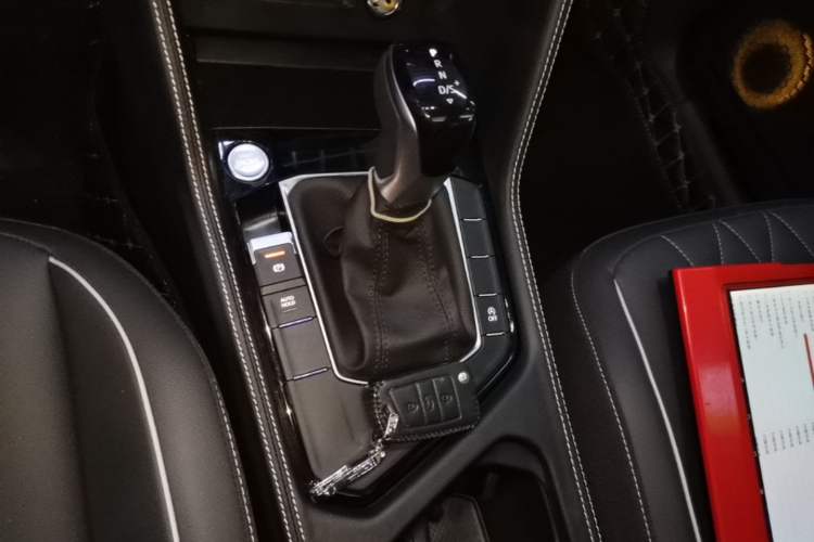 Used Volkswagen Tiguan L 2024 Outstanding Model 300TSI Automatic Two-Wheel Drive Longteng Edition Gear Lever