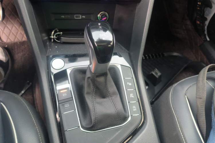 Used Volkswagen Tiguan L 2024 Outstanding Model 330TSI Automatic Two-Wheel Drive R-Line Dragon Glory Edition Gear Lever