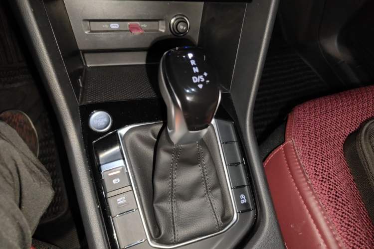 Used Volkswagen Tiguan L 2024 Outstanding Model 300TSI Automatic Two-Wheel Drive Longteng Edition Gear Lever