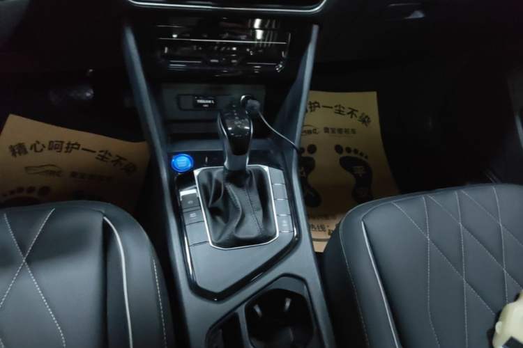 Used Volkswagen Tiguan L 2024 Outstanding Model 300TSI Automatic Two-Wheel Drive Longteng Edition Gear Lever
