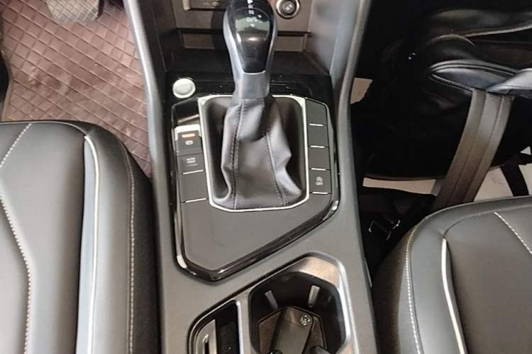 Used Volkswagen Tiguan L 2024 Outstanding Model 300TSI Automatic Two-Wheel Drive Longteng Edition Gear Lever