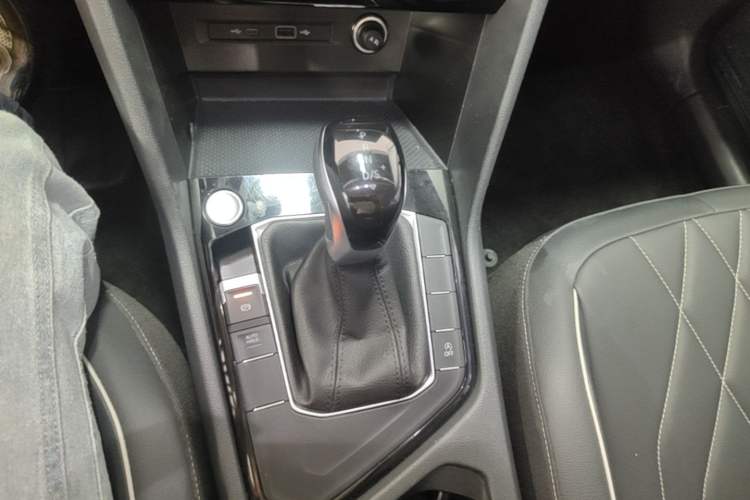 Used Volkswagen Tiguan L 2024 Outstanding Model 300TSI Automatic Two-Wheel Drive Longteng Edition Gear Lever