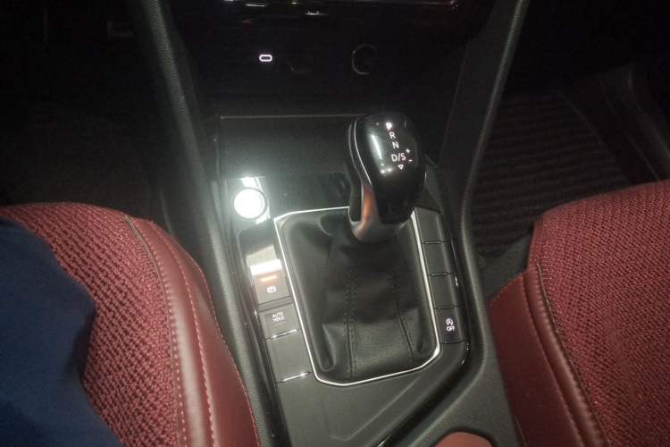 Used Volkswagen Tiguan L 2024 Outstanding Model 300TSI Automatic Two-Wheel Drive Longteng Edition Gear Lever