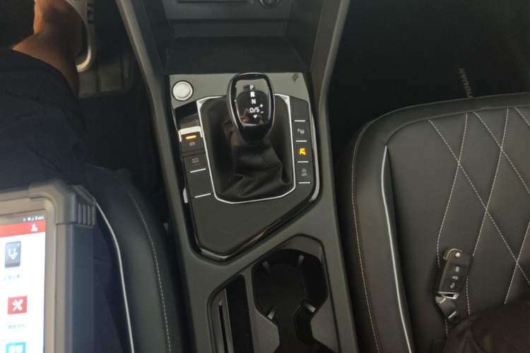 Used Volkswagen Tiguan L 2024 Outstanding Model 330TSI Automatic Two-Wheel Drive R-Line Dragon Glory Edition Gear Lever