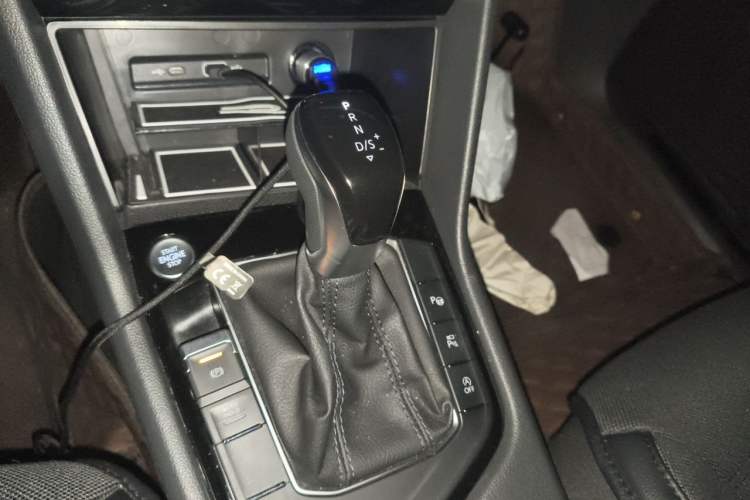 Used Volkswagen Tiguan L 2024 Outstanding Model 330TSI Automatic Two-Wheel Drive R-Line Dragon Glory Edition Gear Lever