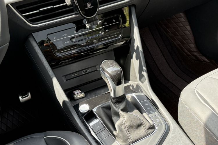 Used Volkswagen Tiguan L 2024 Outstanding Model 330TSI Automatic Two-Wheel Drive R-Line Dragon Glory Edition Gear Lever