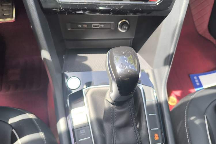 Used Volkswagen Tiguan L 2024 Outstanding Model 300TSI Automatic Two-Wheel Drive Longteng Edition Gear Lever