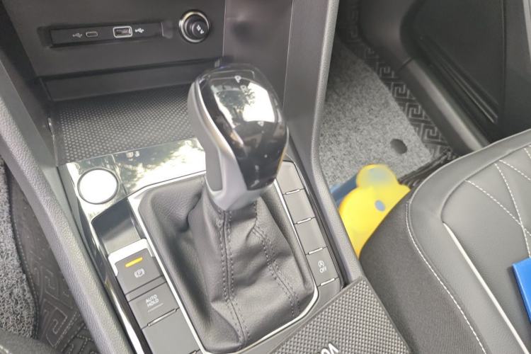 Used Volkswagen Tiguan L 2024 Outstanding Model 300TSI Automatic Two-Wheel Drive Longteng Edition Gear Lever