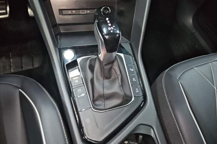 Used Volkswagen Tiguan L 2024 Outstanding Model 330TSI Automatic Two-Wheel Drive R-Line Dragon Glory Edition Gear Lever