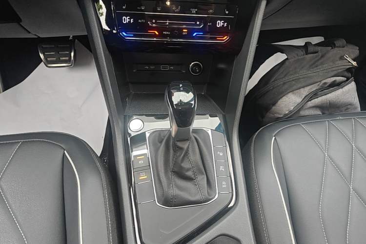 Used Volkswagen Tiguan L 2024 Outstanding Model 330TSI Automatic Two-Wheel Drive R-Line Dragon Glory Edition Gear Lever