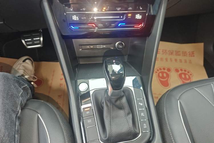 Used Volkswagen Tiguan L 2024 Outstanding Model 330TSI Automatic Two-Wheel Drive R-Line Dragon Glory Edition Gear Lever